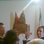 Il trofeo alzato