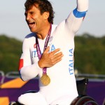 Alex-Zanardi-celebrates-his-gold-medal