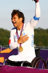 Alex-Zanardi-celebrates-his-gold-medal