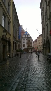 In lontananza la Hofbrauhaus