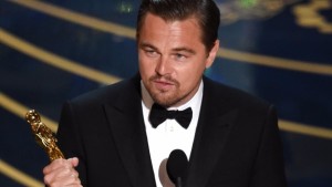 Leonardo DiCaprio con la statuetta tra le mani
