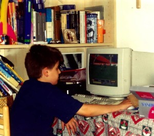 Un 'cucciolo' di Bufalino mentre gioca a Fifa '98. Foto 'd'epoca'